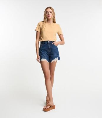 Short Jeans com Puídos na Barra Desfeita