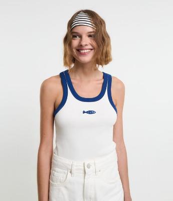 Regata em Ribana com Viés Contrastante e Bordado de Peixinho