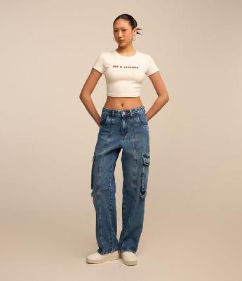 Calça Reta em Jeans com Recorte e Bolso Cargo na Lateral