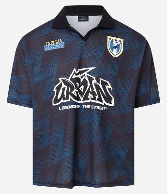 Camisa Polo Esportiva com Estampa Trouble Makers