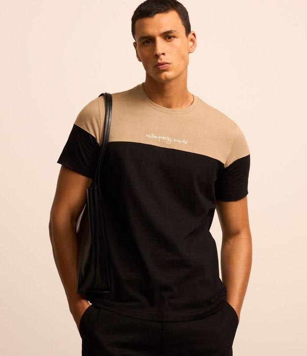 Camiseta Slim em Algodão com Estampa Letting e Bloco de Cores - 1