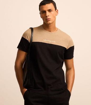 Camiseta Slim em Algodão com Estampa Letting e Bloco de Cores