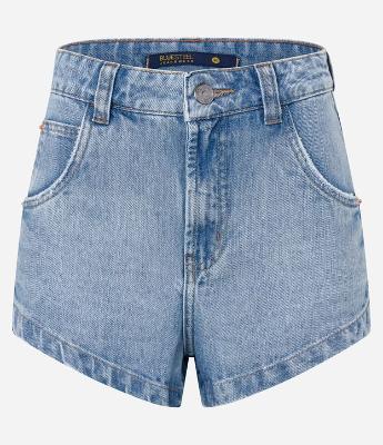 Short Hot Pants em Jeans Dirty e Fendinha Lateral