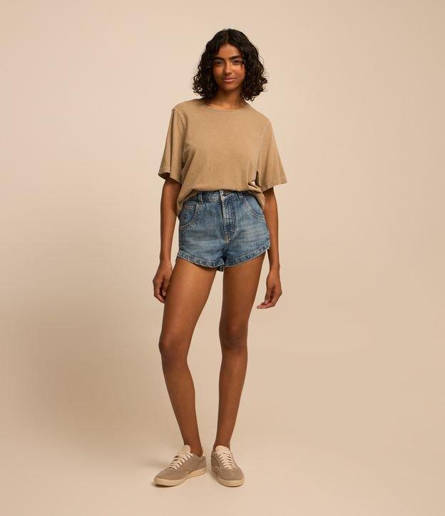 Short Hot Pants em Jeans Dirty e Fendinha Lateral - 2