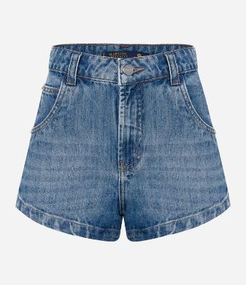 Short Hot Pants em Jeans Dirty e Fendinha Lateral