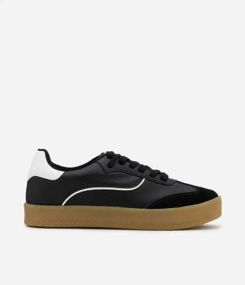 Tênis Chuteira com Recortes Contrastantes