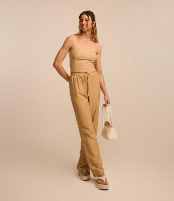 Calça Fluida Alfaiatada em Viscose Listrada com Risca de Giz