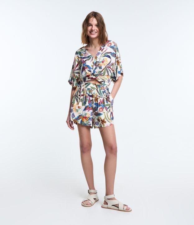 Short Curto em Viscose com Amarração Lateral e Estampa Tropical - 1