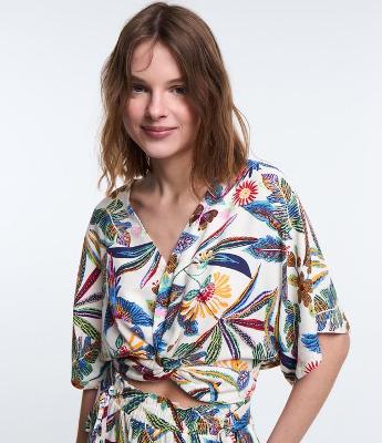 Blusa Cropped em Viscose com Torcidinho no Busto e Estampa Tropical