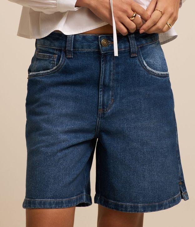 Bermuda em Jeans Denim com Cintura Média e Detalhe na Barra - 2