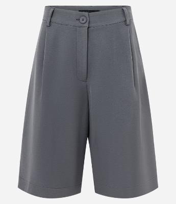 Bermuda Alongada em Alfaiataria com Pregas