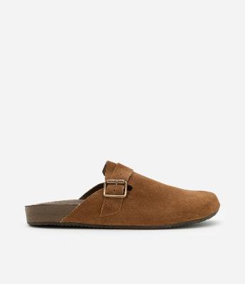 Chinelo Mule em Camurça com Tira Larga e Fivela