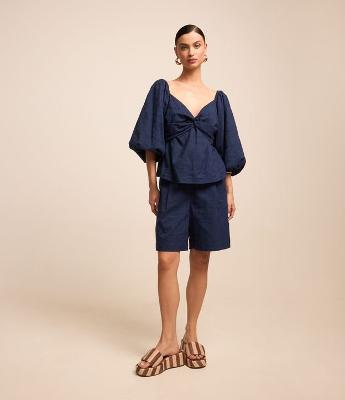 Bermuda Cintura Alta em Tricoline com Estampa Bordada e Pregas Frontais