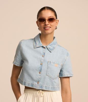 Camisa Cropped em Jeans com Bolso