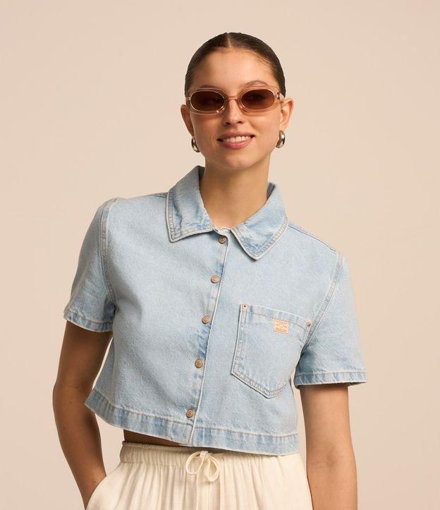 Camisa Cropped em Jeans com Bolso - 1