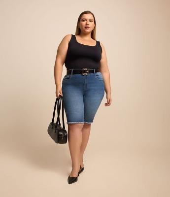 Bermuda Ciclista Jeans com Barra Desfiada Curve & Plus Size