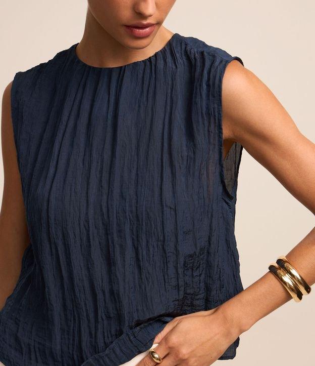 Blusa Sem Manga Acetinada com Textura Decote Redondo - 2