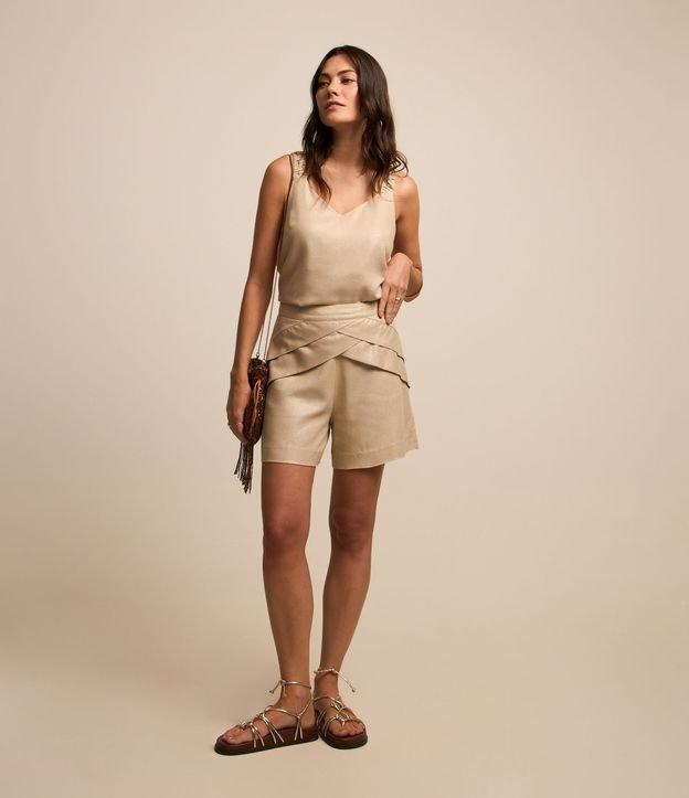 Short em Viscolinho Cintura Alta com Foil e Pregas Diagonais - 2