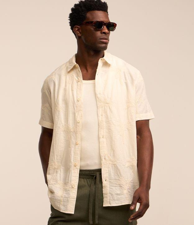 Camisa em Algodão com Textura e Estampa Bordada de Coqueiro - 1