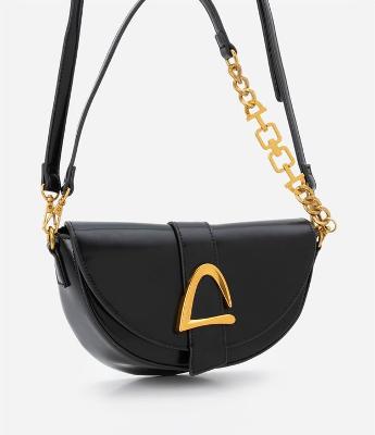 Bolsa Baguete Média com Alça em Corrente e Detalhe Metálico