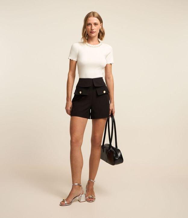 Short Reto Cintura Alta em Alfaiataria Cós com Lapela e Bolso Cargo com Botão - 2