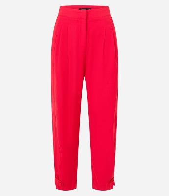 Calça Cenoura Alfaiatada com Pregas e Botão na Barra