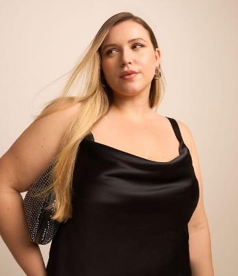 Regata Acetinada com Decote Degagê Curve & Plus Size