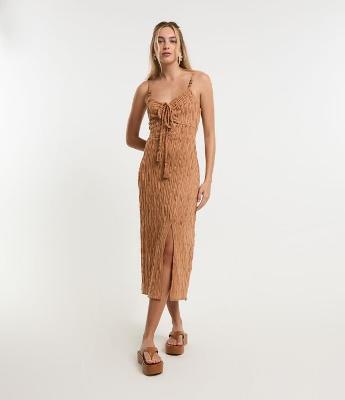 Vestido New Midi Texturizado com Fenda e Aviamentos na Alça
