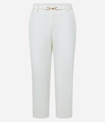 Calça Capri em Crepe com Cinto Fino de FIvela Defirenciada