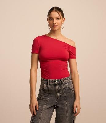 Blusa com Decote Assimétrico e Drapeado no Ombro