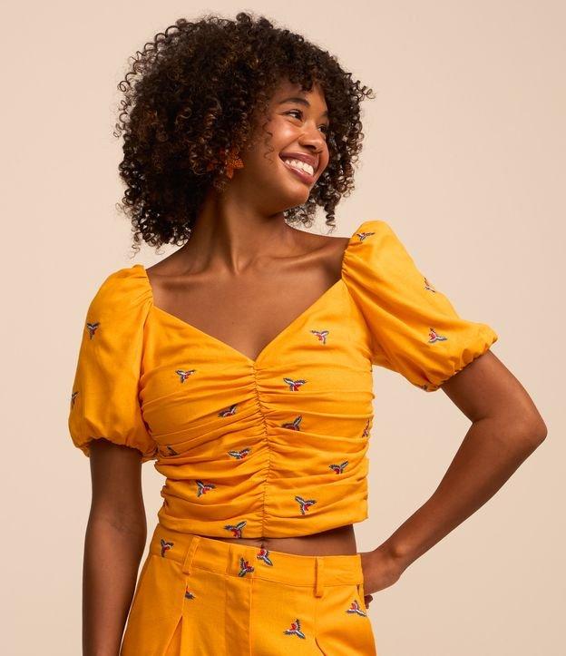 Blusa Cropped em Viscolinho com Manga Bufante e Bordado de Araras - 2