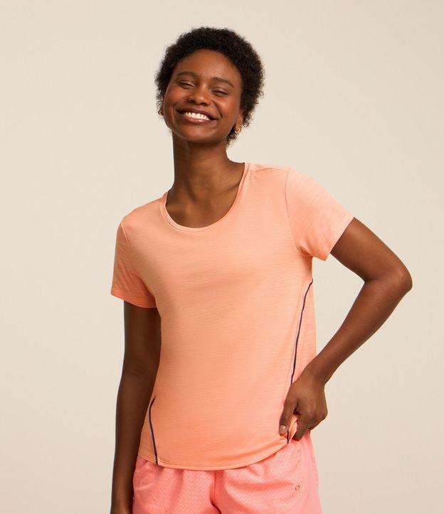 Camiseta Esportiva com Detalhes em Linhas Contrastantes - 2