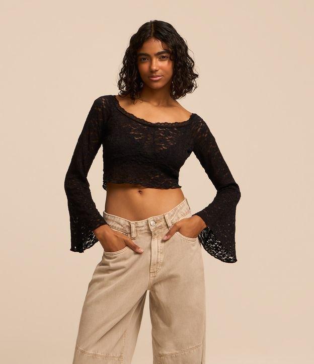 Blusa Cropped em Renda com Decote em V Ombro a Ombro e Mangas Sinos - 1