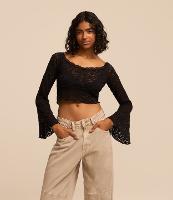 Blusa Cropped em Renda com Decote em V Ombro a Ombro e Mangas Sinos - 1