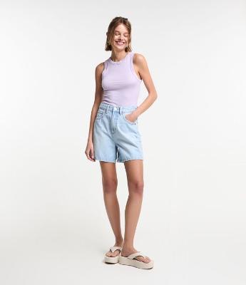 Short Mom Cintura Alta em Jeans com Bolsinhos