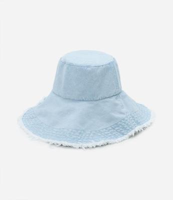 Chapéu Bucket Jeans com Detalhe Desfiado
