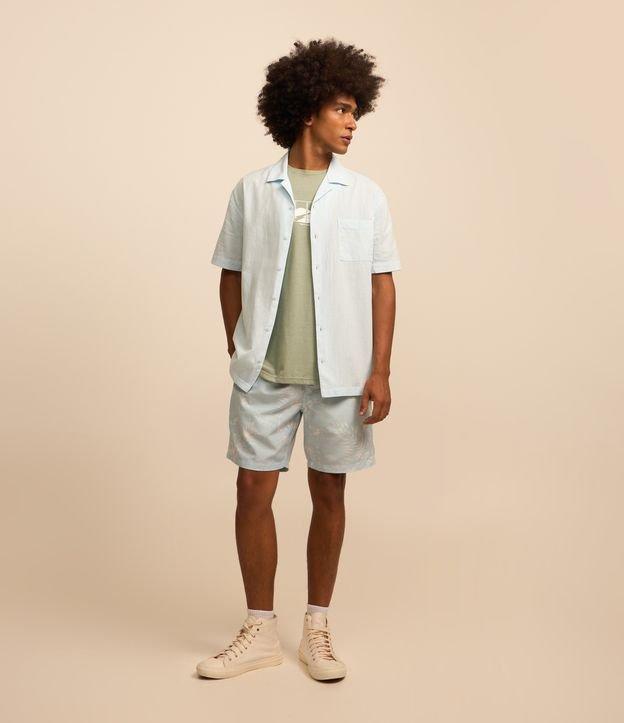 Bermuda em Sarja com Estampa de Folhagem - 2