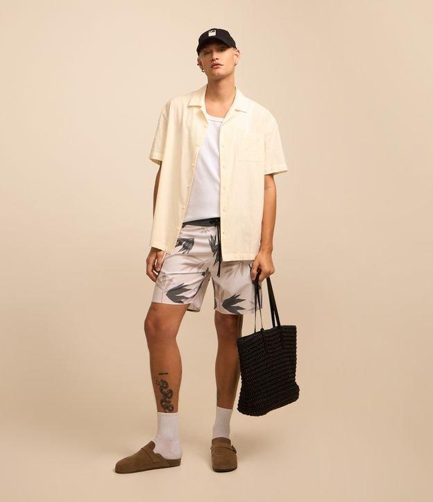 Bermuda com Estampa de Folhagem Abstrata e Cós Fixo - 2