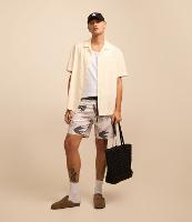 Bermuda com Estampa de Folhagem Abstrata e Cós Fixo - 2