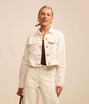 Jaqueta em Sarja com Botões e Bolsos no Peito