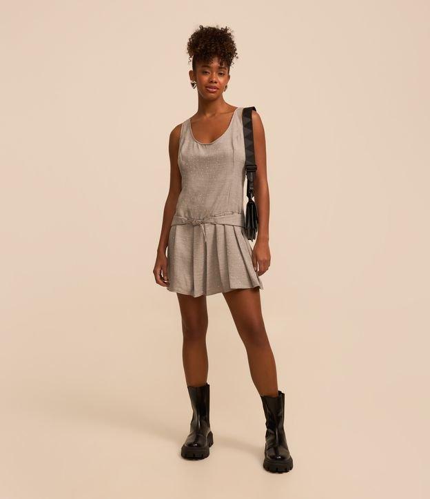 Vestido Curto em Crepe Airflow com Cinto Fivela e Saia Drapeada - 2