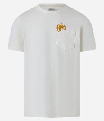 Camiseta Regular em Algodão com Bolso e Aplicação