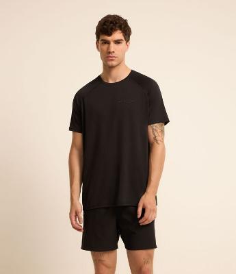 Camiseta Regular Esportiva em Tecnologia Dry com Estampa em Alto Relevo