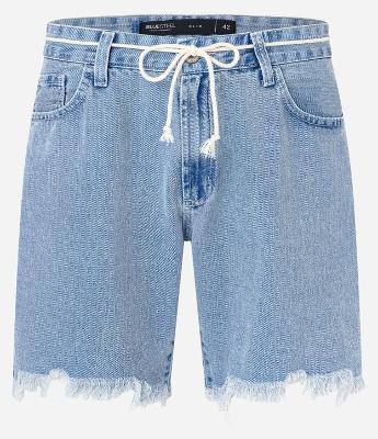 Bermuda Slim em Jeans com Cordão e Puídos na Barra