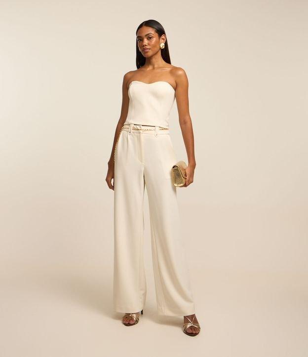 Calça Pantalona em Crepe com Cinto Corrente e Pregas - 2