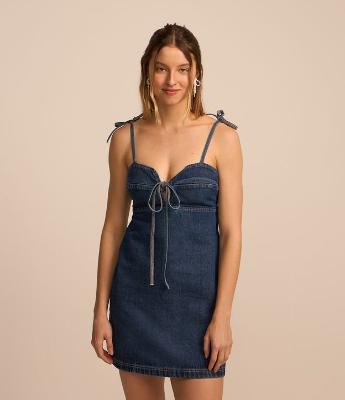 Vestido Curto em Jeans com Alça de Laço e Decote Coração