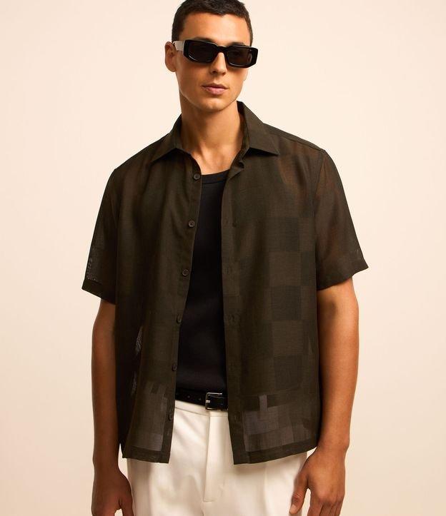 Camisa com Textura Estampa Xadrez e Gola Lapela - 1