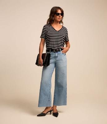 Calça Reta Cropped em Jeans com Barra Desfiada