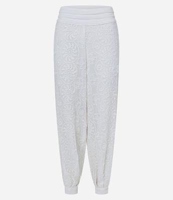 Calça Cenoura Cintura Alta em Chiffon com Flores Bordadas