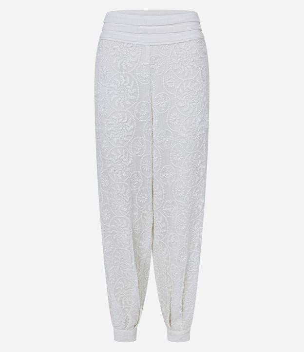 Calça Cenoura Cintura Alta em Chiffon com Flores Bordadas - 1